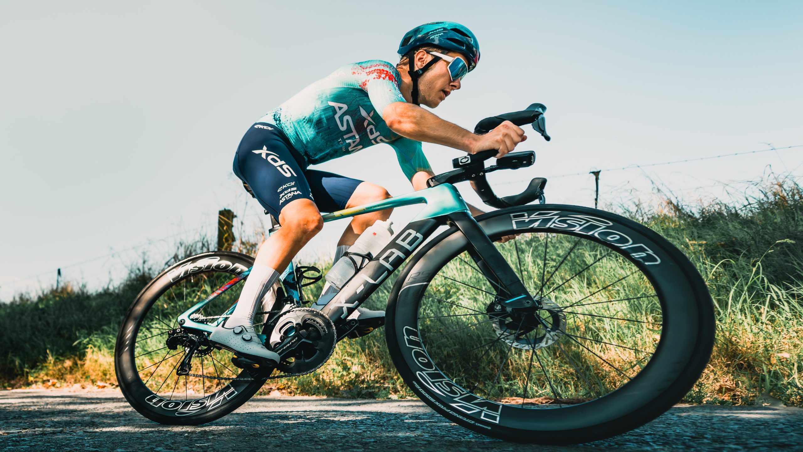 Arjen riding in FLR shoes in XDS Astana kit